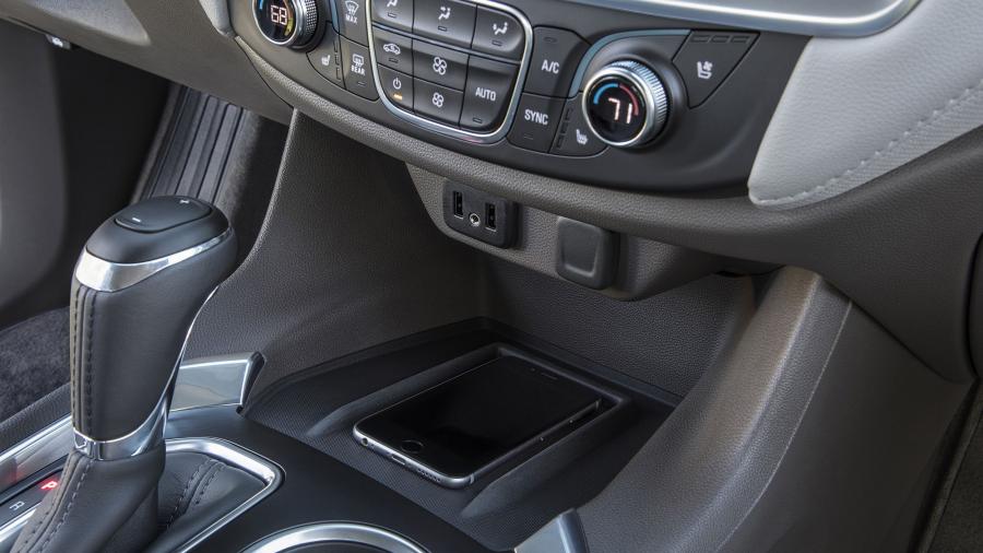 Детали интерьера Chevrolet Traverse 2017 года  (фото 26 из 61)